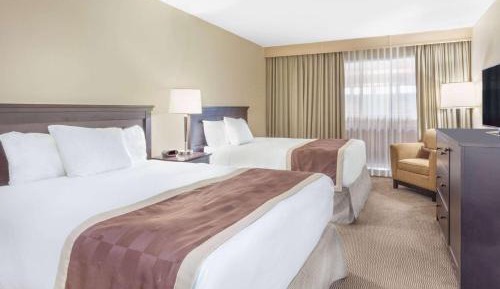 Queen Room with Pool Walkout - Main Floor/Non-Smoking