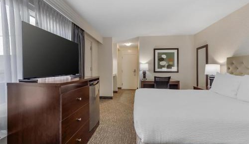 Queen Room with Balcony - Non-Smoking