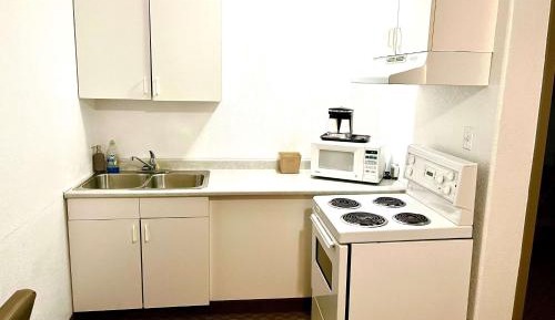 Queen Studio with Kitchenette - Non-Smoking