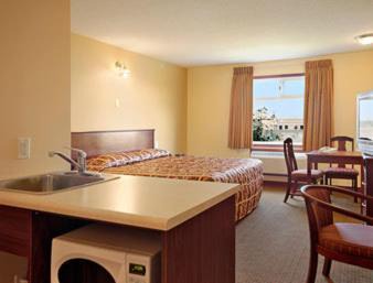 Deluxe King Suite