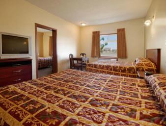Queen Suite with Three Queen Beds - Non-Smoking
