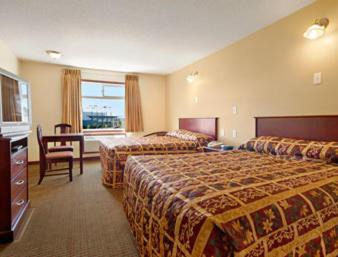 Deluxe Queen Room with Two Queen Beds - Non-Smoking