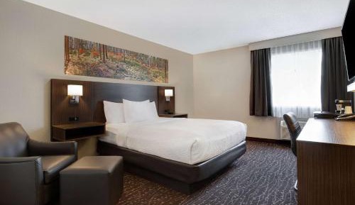 Queen Room with Mobility Access and Bathtub with Grab Bars, Non-Smoking