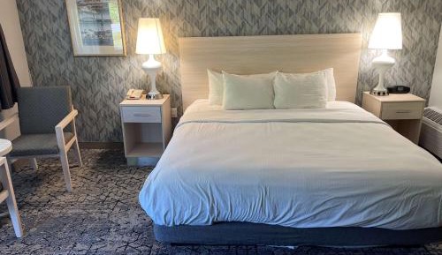 King Room with Bath Tub - Mobility Accessible/Non-Smoking