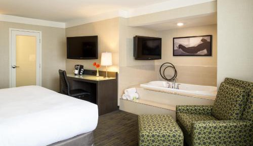 Suite Suite, Jetted Tub