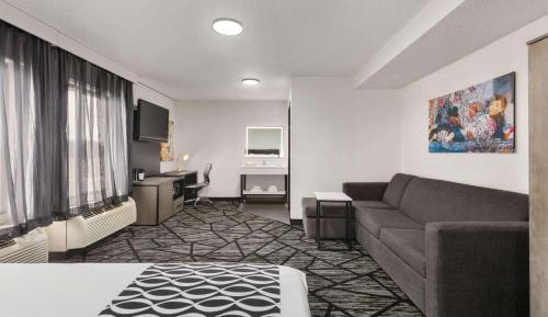 One-Bedroom King Suite - Non-Smoking