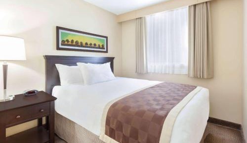 Queen Suite with Pool Walkout - Main Floor/Non-Smoking