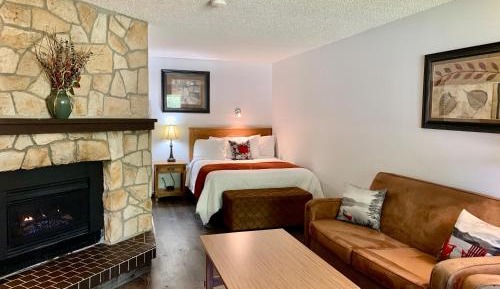 Deluxe Queen Suite