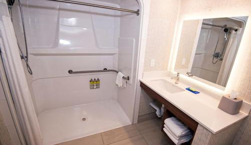 Standard Queen Room with Two Queen Beds and Mobility Accessible Tub