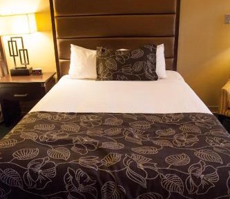 Deluxe Queen Room with Two Queen Beds and Pool View - Mobility Access/Non-Smoking