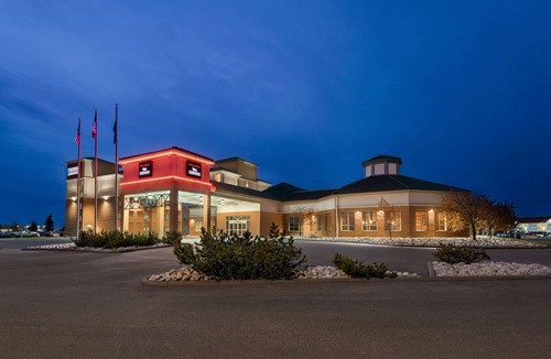 Leduc Hotel | Royal Hotel Edmonton Airport, Trademark Collection by Wyndham
