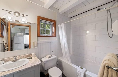 Ucluelet Cabin | Sea Star Endearing Oceanside House with Hot Tub in UkeeTub