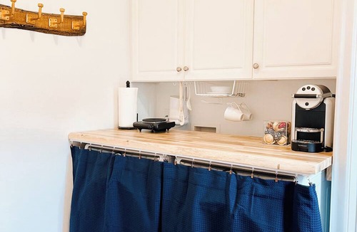 Pitt Meadows House | Cozy small room w/ private half washroom & entrance, patio, BBQ, riverside trail