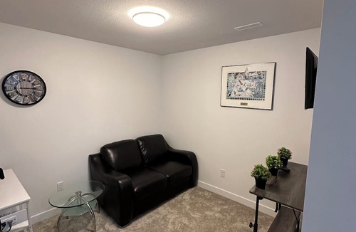Lethbridge House | Cozy, safe, quiet suite less than 5 mins away from Uni. of Lethbridge