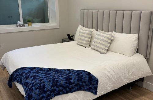 Lower Lonsdale House | 2BR 2BATH North Van Guesthouse