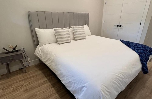 Lower Lonsdale House | 2BR 2BATH North Van Guesthouse