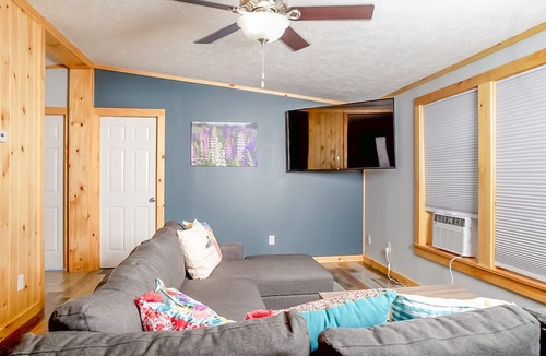 Ellsworth House | Thoughtful, well-equipped retreat with work desk & smart TVs - dog-friendly