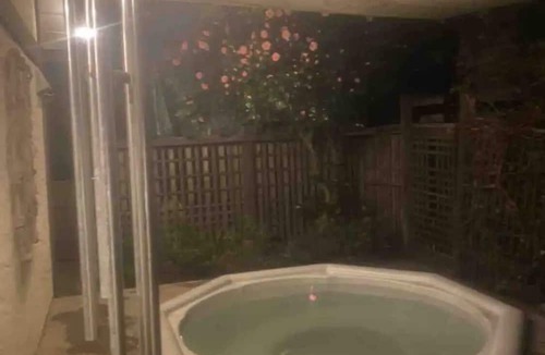 Surrey Cottage | ZEN COTTAGE, HOT TUB AND RELAX