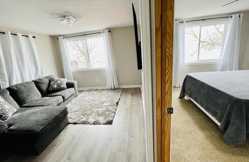 Sheffield Lake Villa | Romantic/Fam Lake House Getaway Near by all attractions/ downtown and airport