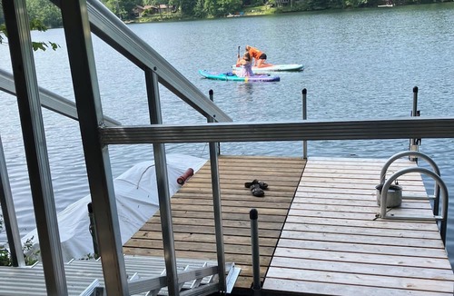 Forest Dale House | New 3-bedroom home on 9 acers with 850 ft of shoreline on gorgeous Fern Lake.