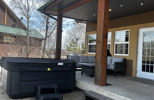 Fowler Lake Cabin | Family Friendly Cabin w/Jacuzzi at Fowler Lake