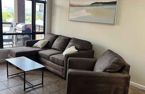 South Pandosy Condo | Okanagan escape- poolside retreat