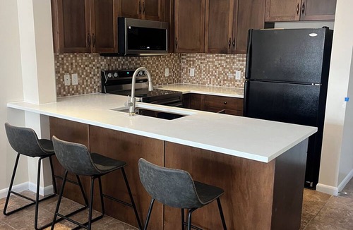 South Pandosy Condo | Okanagan escape- poolside retreat