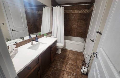 South Pandosy Condo | Okanagan escape- poolside retreat