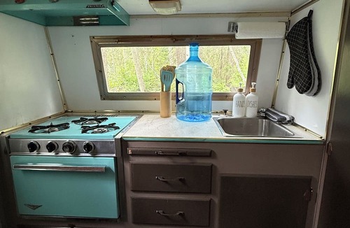 Golden House | Cozy Vintage Camper - Tealy Wheely