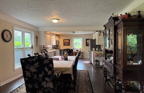 Independence House | Enjoyable 2-bedroom bungalow with AC in charming Independence
