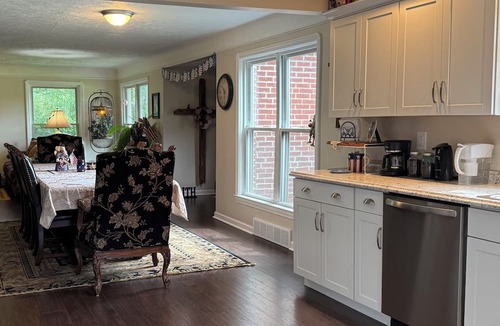 Independence House | Enjoyable 2-bedroom bungalow with AC in charming Independence