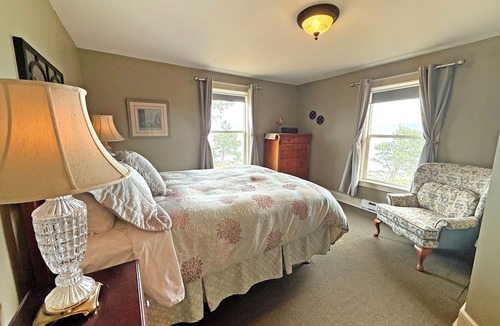 Regional District of Nanaimo Hotel | Oceanfront Suite with Big Bath Tub & Private Bath - Rm 7