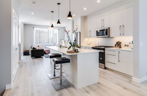 Chestermere House | New Home with Central AC, 15 Mins to YYC, 5 Mins to Lake & Stoney - Pets welcome