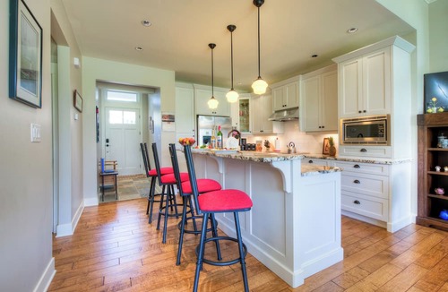 Regional District of Nanaimo House | Stunning 4 Bedroom Cottage by the Beach