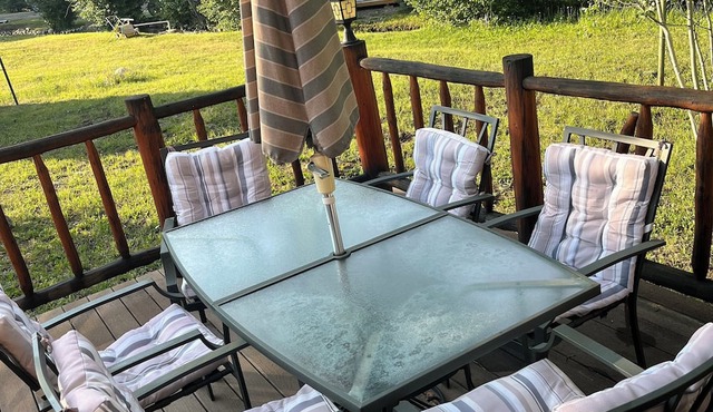 Charming 2-Bedroom Cabin for 6 with Full Amenities, WiFi, and Spacious Porches
