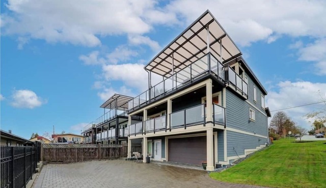 Charming 2-bedroom house in brilliant White Rock with AC, WiFi