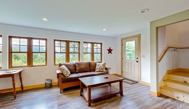 Cozy two-story mountain home with beautiful views & furnished patio