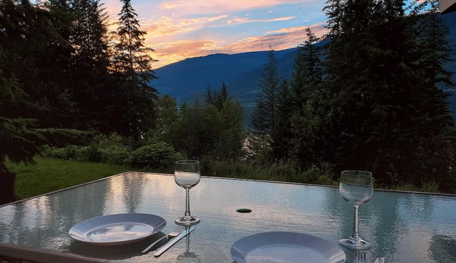 Suite Retreat at the Lakehouse, with lake access and beautiful lake views.