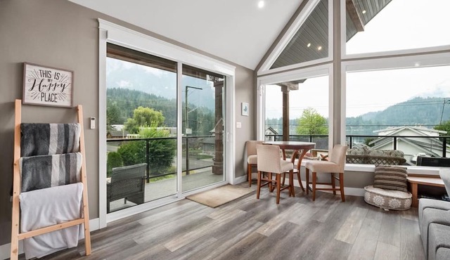 Escape to Serenity: Lake Retreat with Majestic Mountain Views!