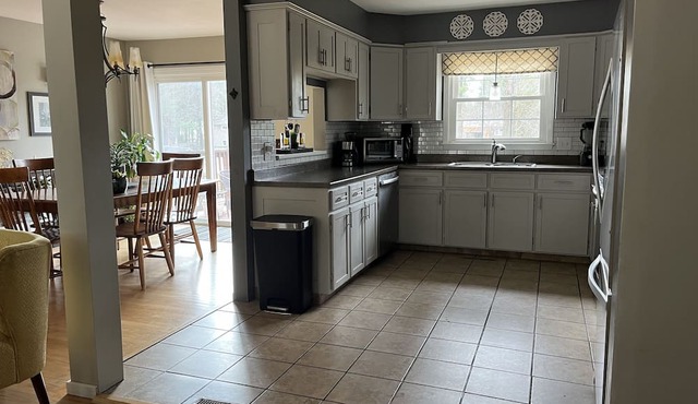 Spacious 5-bedroom house 2 miles from Burlington Airport