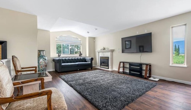 Spacious 6 Bedroom House in Pitt Meadows