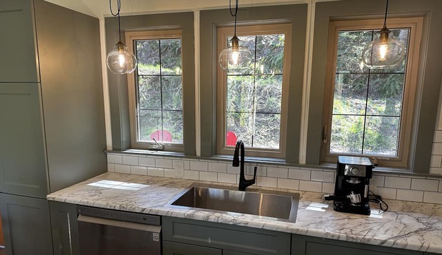 Sweet Salt Spring single level cottage; close to Cusheon Lake