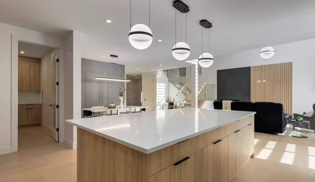 Luxuria Vibe & Vogue 5 Bdrm Near Lake!