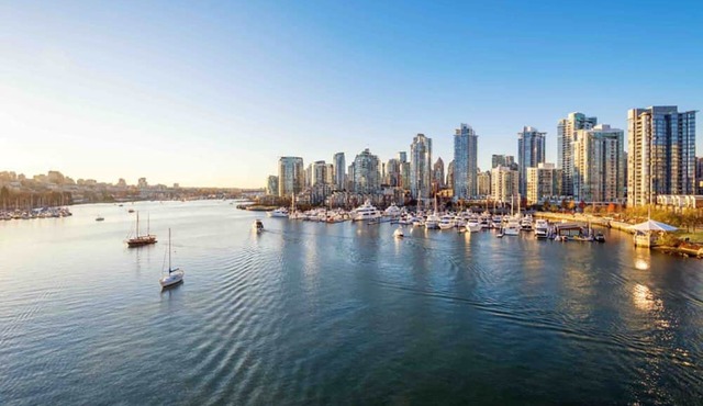 Beautiful Luxury Suite next to BC Place Stadium! Walk to FIFA 2026 World Cup
