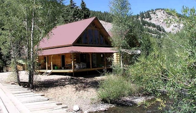 Pet-Friendly Log Cabin Rental near San Juan National Forest in Lake City, Colorado