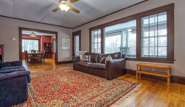 Cozy home with covered porch, & sun room - walk to shops/dining/bars