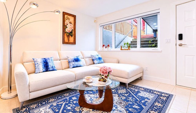 Vancouver Nest | Cozy 2BR Retreat + Bonus Room Sleeps 6 Free Parking