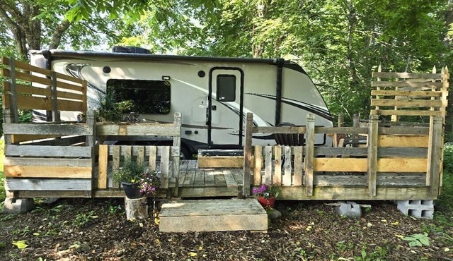 Private RV Retreat with Deck on a Working Artist Property, 1 bed, Orland