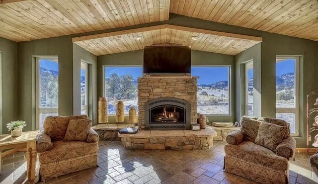 38 acre Mtn Escape w/Indoor Pool Sauna 360 Views