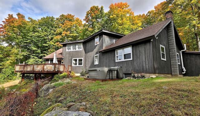 Impressive Cabin with Hot-tub and Fascinating Views in Mendon, Vermont